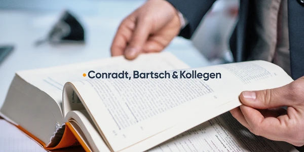 Mensch blättert in offenem Gesetzbuch