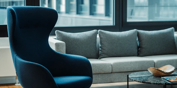 Moderne Chill-Area im Büro mit Sofa und Sessel