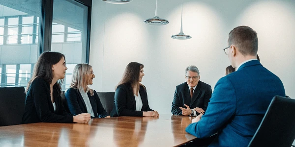 Schick gekleidetes Team an Besprechungstisch